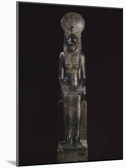 Statue de Sekhmet, déesse à tête de lionne-null-Mounted Giclee Print