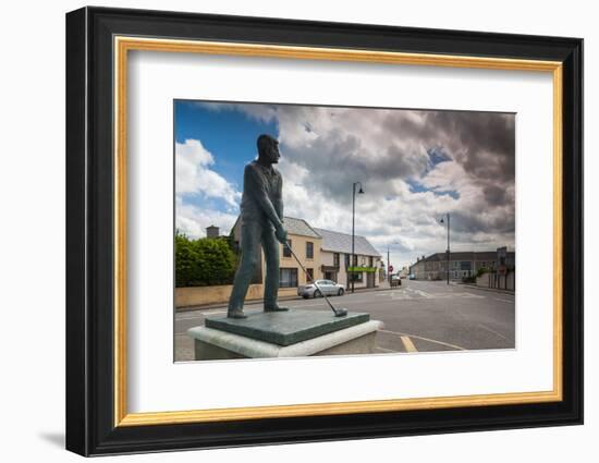 Statue of a golfing US President Bill Clinton who visited the local golf course in 1998, Ballybu...-null-Framed Photographic Print