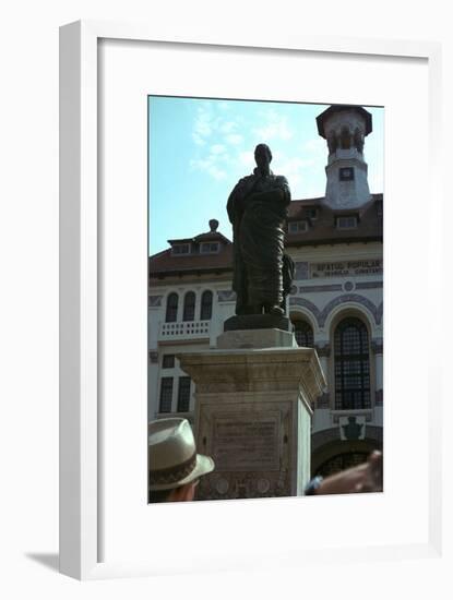 Statue of the Roman poet Ovid, 1st century-Unknown-Framed Giclee Print