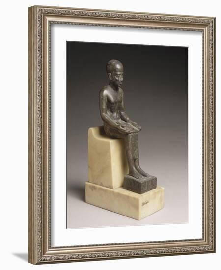 Statuette d'Imhotep, architecte et ministre de Djoser, portant une dédicace de Poumeh, fils de-null-Framed Giclee Print