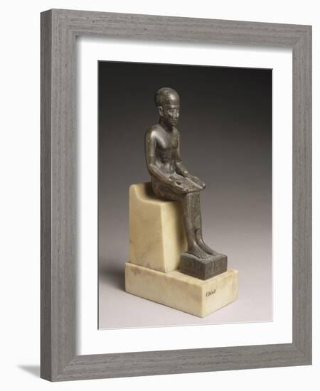 Statuette d'Imhotep, architecte et ministre de Djoser, portant une dédicace de Poumeh, fils de-null-Framed Giclee Print