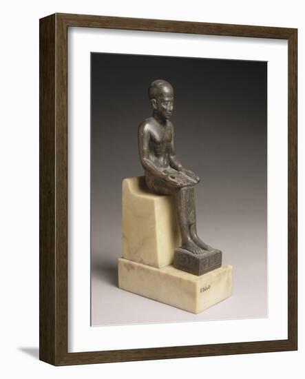 Statuette d'Imhotep, architecte et ministre de Djoser, portant une dédicace de Poumeh, fils de-null-Framed Giclee Print