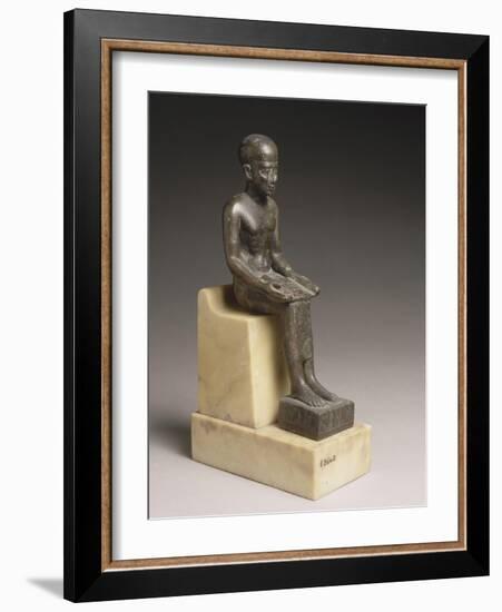 Statuette d'Imhotep, architecte et ministre de Djoser, portant une dédicace de Poumeh, fils de-null-Framed Giclee Print