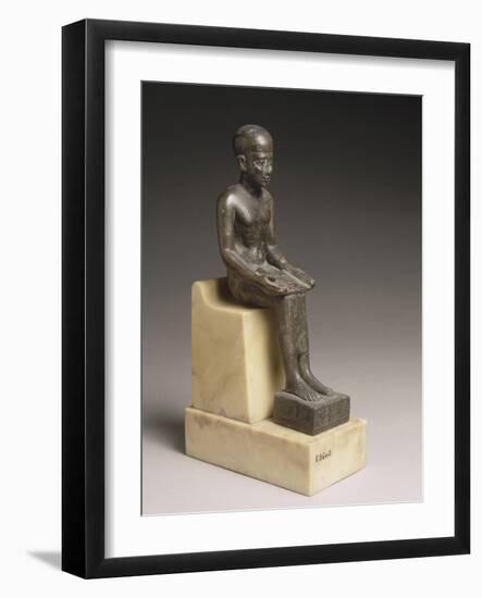 Statuette d'Imhotep, architecte et ministre de Djoser, portant une dédicace de Poumeh, fils de-null-Framed Giclee Print