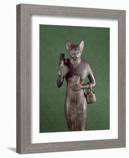 statuette de la déesse Bastet tenant le panier, l'égide et le sistre-null-Framed Giclee Print