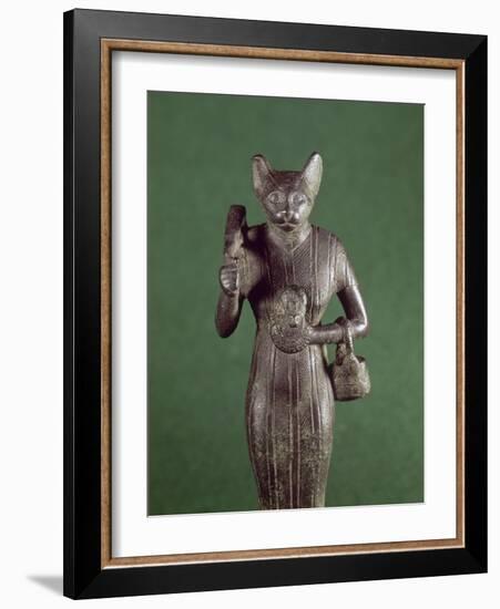 statuette de la déesse Bastet tenant le panier, l'égide et le sistre-null-Framed Giclee Print