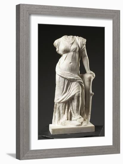 Statuette fragmentaire acéphale: Aphrodite et Eros-null-Framed Giclee Print