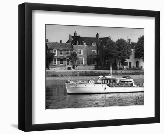 Strand-On-The-Green-null-Framed Photographic Print