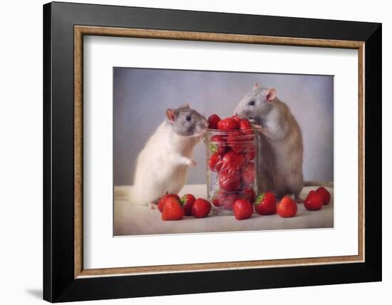 Strawberries-Ellen Van Deelen-Framed Photographic Print