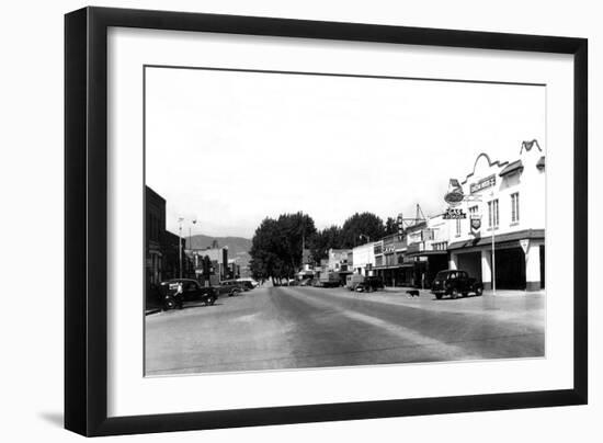 Street Sceve in Chelan, WA looking towards the lake Photograph - Chelan, WA-Lantern Press-Framed Art Print