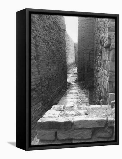 Street view in the residential district of Mohenjo Daro-Werner Forman-Framed Premier Image Canvas