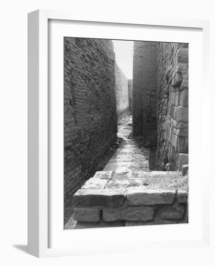 Street view in the residential district of Mohenjo Daro-Werner Forman-Framed Giclee Print