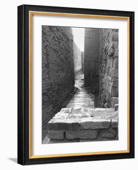 Street view in the residential district of Mohenjo Daro-Werner Forman-Framed Giclee Print