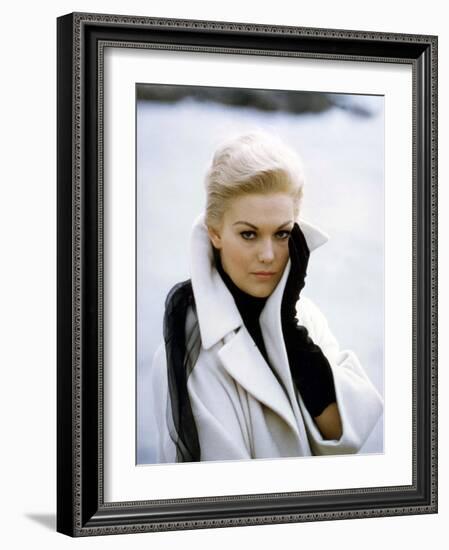 Sueurs Froides VERTIGO by AlfredHitchcock with J Kim Novak, 1958 (photo)-null-Framed Photo