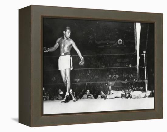 Sugar Ray Robinson, Knocked Out Filipino Flashy Sebastian in the First Round-null-Framed Stretched Canvas