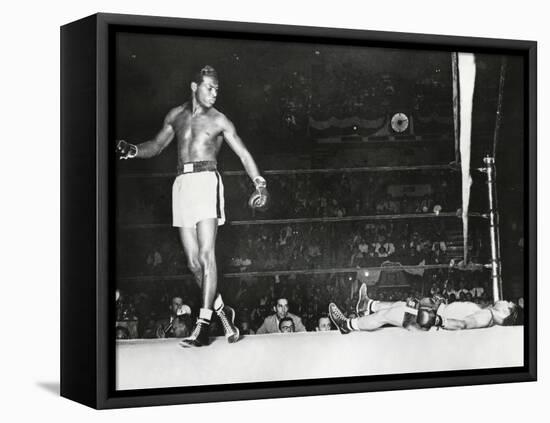 Sugar Ray Robinson, Knocked Out Filipino Flashy Sebastian in the First Round-null-Framed Stretched Canvas