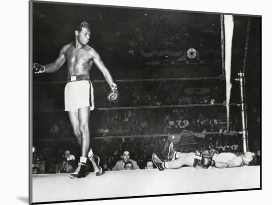 Sugar Ray Robinson, Knocked Out Filipino Flashy Sebastian in the First Round-null-Mounted Photo