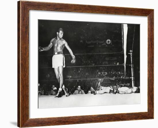 Sugar Ray Robinson, Knocked Out Filipino Flashy Sebastian in the First Round-null-Framed Photo