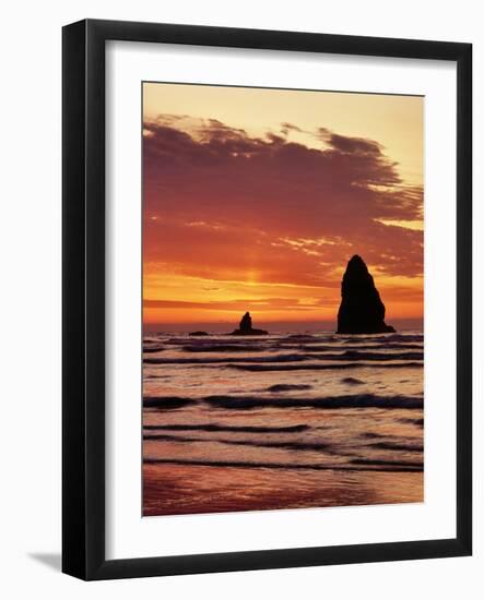 Sunset on the Haystack Rocks in Cannon Beach, Clatsop County, Northern Coast, Oregon, USA-null-Framed Photographic Print