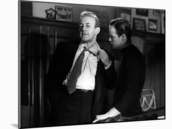 Sur les quais On The Waterfront d' Elia Kazan with Lee J. Cobb and Marlon Brando., 1954 (b/w photo)-null-Mounted Photo