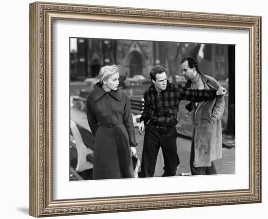 Sur les quais On The Waterfront d' EliaKazan with Marlon Brando and Eva Marie Saint, 1954 (b/w phot-null-Framed Photo