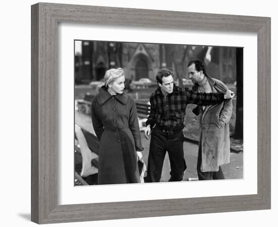 Sur les quais On The Waterfront d' EliaKazan with Marlon Brando and Eva Marie Saint, 1954 (b/w phot-null-Framed Photo