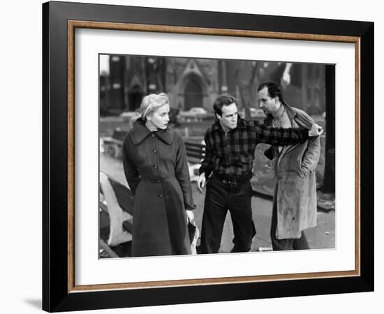 Sur les quais On The Waterfront d' EliaKazan with Marlon Brando and Eva Marie Saint, 1954 (b/w phot-null-Framed Photo