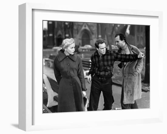 Sur les quais On The Waterfront d' EliaKazan with Marlon Brando and Eva Marie Saint, 1954 (b/w phot-null-Framed Photo