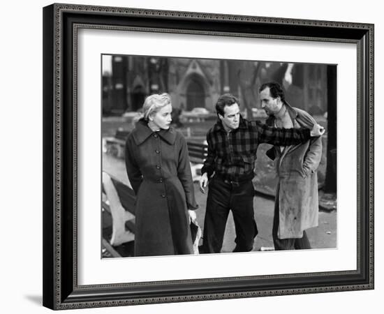 Sur les quais On The Waterfront d' EliaKazan with Marlon Brando and Eva Marie Saint, 1954 (b/w phot-null-Framed Photo