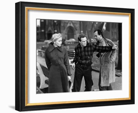 Sur les quais On The Waterfront d' EliaKazan with Marlon Brando and Eva Marie Saint, 1954 (b/w phot-null-Framed Photo