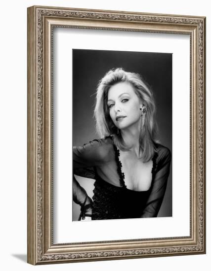 Susie and les Baker Boys THE FABULOUS BAKER BOYS by Steve Kloves with Michelle Pfeiffer, 1989 (b/w-null-Framed Photo