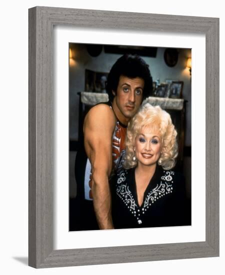 Sylvester Stallone and Dolly Parton RHINESTONE, 1984 directed by BOB CLARK (photo)-null-Framed Photo