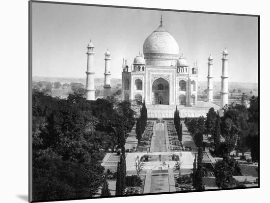 Taj Mahal in Agra, India Photograph - Agra, India-Lantern Press-Mounted Art Print