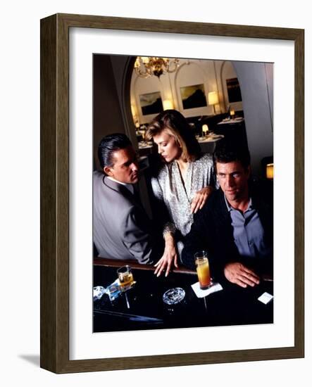 TEQUILA SUNRISE, 1988 directed by ROBERT TOWNE Kurt Russell, Michelle Pfeiffer and Mel Gibson (phot-null-Framed Photo