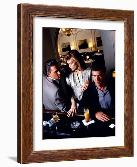 TEQUILA SUNRISE, 1988 directed by ROBERT TOWNE Kurt Russell, Michelle Pfeiffer and Mel Gibson (phot-null-Framed Photo