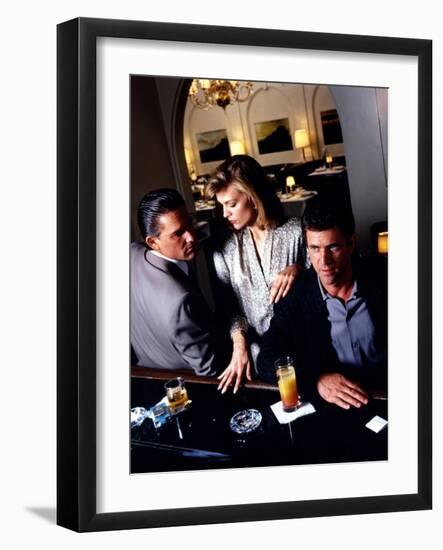 TEQUILA SUNRISE, 1988 directed by ROBERT TOWNE Kurt Russell, Michelle Pfeiffer and Mel Gibson (phot-null-Framed Photo