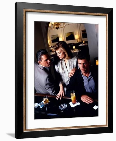 TEQUILA SUNRISE, 1988 directed by ROBERT TOWNE Kurt Russell, Michelle Pfeiffer and Mel Gibson (phot-null-Framed Photo