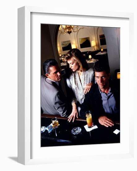 TEQUILA SUNRISE, 1988 directed by ROBERT TOWNE Kurt Russell, Michelle Pfeiffer and Mel Gibson (phot-null-Framed Photo