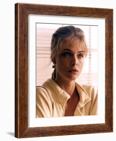 TEQUILA SUNRISE, 1988 directed by ROBERT TOWNE Michelle Pfeiffer (photo)-null-Framed Photo