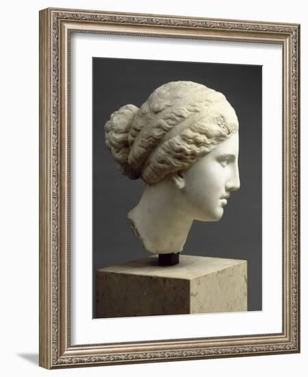 Tête féminine : tête de l'Aphrodite de Cnide, dite " Tête Kaufmann "-null-Framed Giclee Print