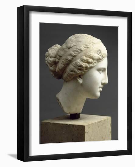 Tête féminine : tête de l'Aphrodite de Cnide, dite " Tête Kaufmann "-null-Framed Giclee Print