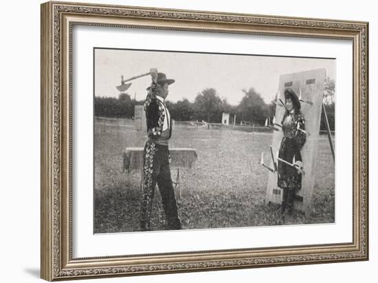 Texas Tex Truppe. Senor Francisco und Senorita Rodriguez. Messerwerfen-null-Framed Giclee Print