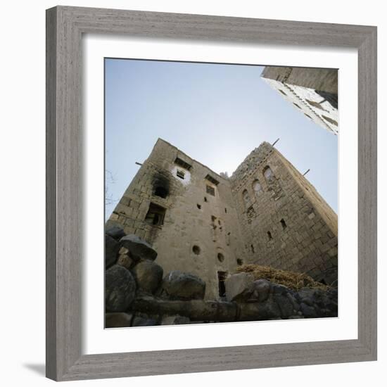 The ancient town of Shibam-Werner Forman-Framed Giclee Print