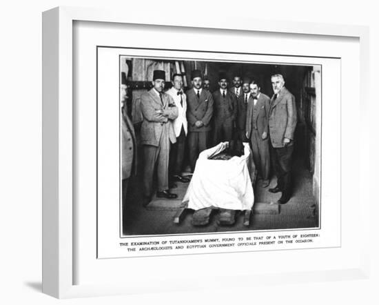 The Archaeologists and Egyptian Government Officials at the Examination of Tutankhamun's Mummy-null-Framed Giclee Print