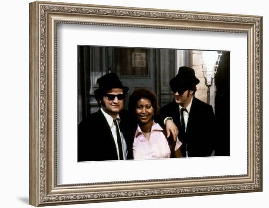 THE BLUES BROTHERS, 1980 directed by JOHN LANDIS Aretha Franklin between John Belushi and Dan Aykro-null-Framed Photo