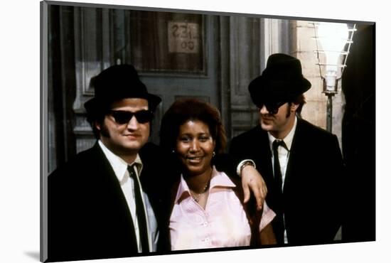THE BLUES BROTHERS, 1980 directed by JOHN LANDIS Aretha Franklin between John Belushi and Dan Aykro-null-Mounted Photo