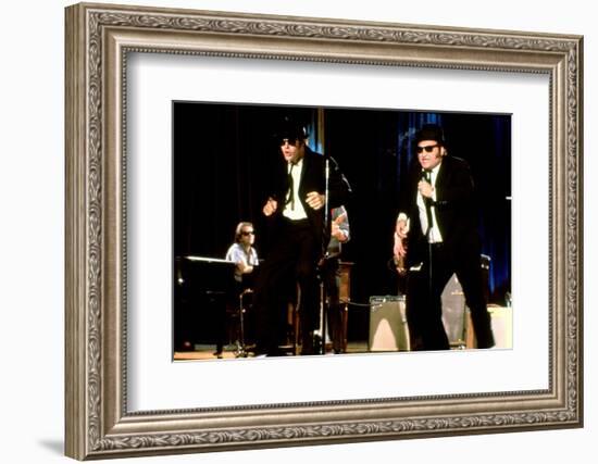 THE BLUES BROTHERS, 1980 directed by JOHN LANDIS Dan Aykroyd and John Belushi (photo)-null-Framed Photo