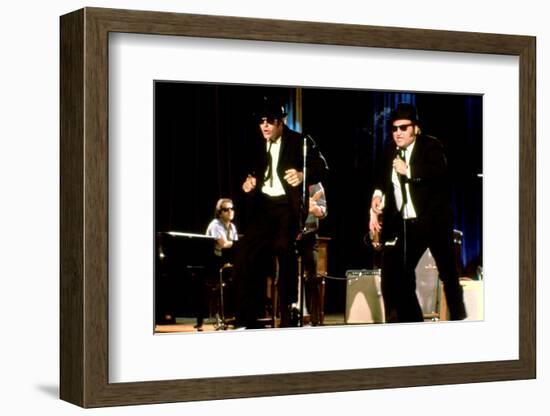 THE BLUES BROTHERS, 1980 directed by JOHN LANDIS Dan Aykroyd and John Belushi (photo)-null-Framed Photo