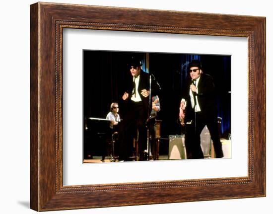 THE BLUES BROTHERS, 1980 directed by JOHN LANDIS Dan Aykroyd and John Belushi (photo)-null-Framed Photo