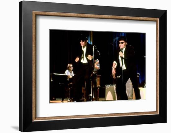 THE BLUES BROTHERS, 1980 directed by JOHN LANDIS Dan Aykroyd and John Belushi (photo)-null-Framed Photo